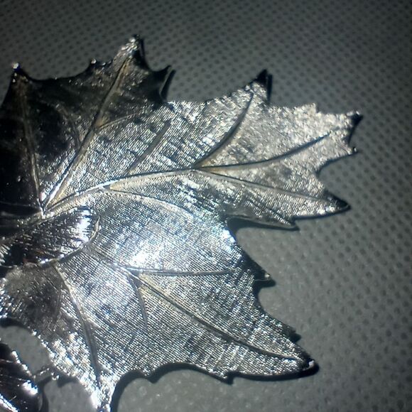 Signed Lisner Silver Tone Leaf Brooch EUC - Picture 3 of 7